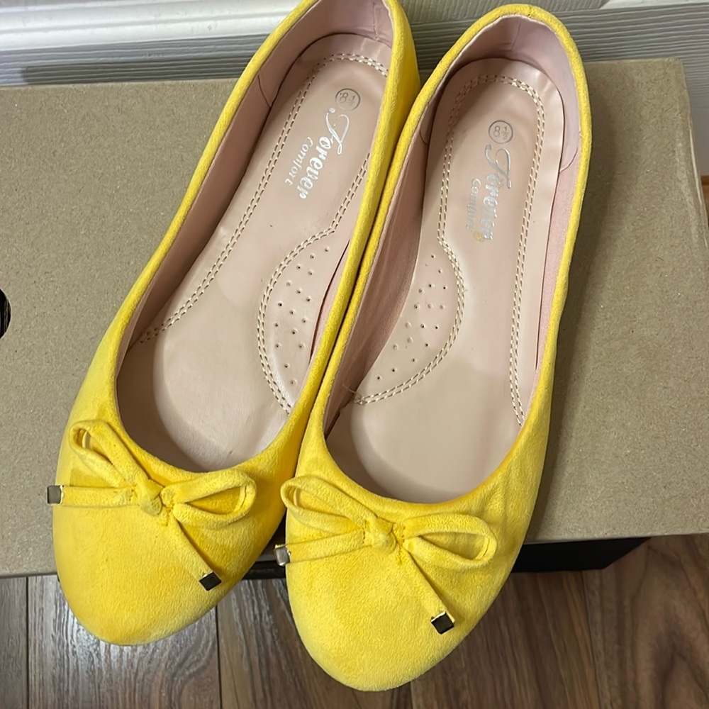 Forever comfort size 8 1/2 gold yellow suede finish flats